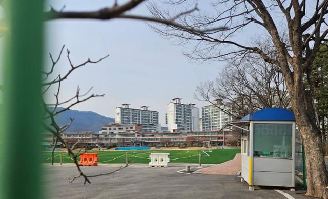 11일 오후 경기도의 한 고등학교 정문 옆 학교. 수업 중인데도 안전지킴실이 텅 비어 있다. 이종구 기자