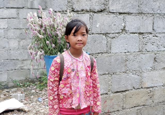 베트남 북부 하장성에서 한 여자아이가 관광객들에게 꽃을 팔고 있다. 아직 도시가 아닌 농촌, 산악지대에서는 남아선호사상과 조혼 등의 악습이 남아있다고 전문가들은 설명한다. 하장=허경주 특파원