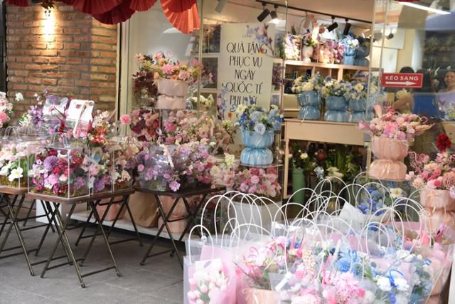 세계 여성의 날인 8일 베트남 수도 하노이에 위치한 한 꽃집에 형형색색의 꽃바구니가 진열돼 있다. 하노이=허경주 특파원
