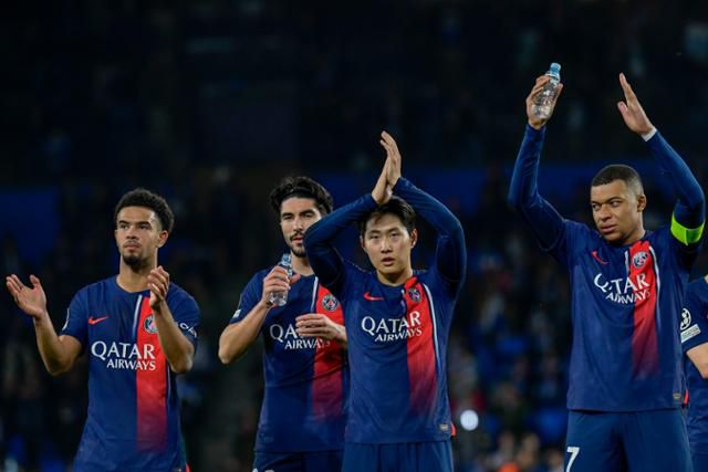 파리 생제르맹의 이강인(오른쪽 두 번째)이 지난 5일(현지시각) 스페인 산세바스티안의 아노에타 스타디움에서 열린 2023~24 유럽축구연맹(UEFA) 챔피언스리그(UCL) 레알 소시에다드와의 16강 2차전을 2-1로 승리한 뒤 팬들에게 인사하고 있다. AP 뉴시스
