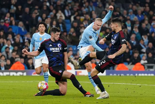 맨체스터 시티의 엘링 홀란(오른쪽 두 번째)이 지난 6일(현지시각) 영국 맨체스터의 에티하드 스타디움에서 열린 2023~24 유럽축구연맹(UEFA) 챔피언스리그(UCL) 코펜하겐과의 16강 2차전에서 전반 추가시간 팀의 세 번째 골을 넣고 있다. AP 뉴시스