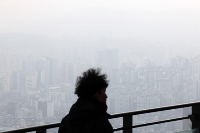 올봄 처음으로 황사가 관측된 17일 서울 남산에서 바라본 서울 도심이 뿌옇다. 뉴시스