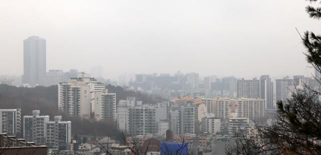 수도권 지역에 미세먼지 농도가 나쁨을 나타낸 17일 오전 서울 관악구 난곡로 하늘공원에서 바라본 시내가 뿌옇게 보이고 있다. 뉴스1