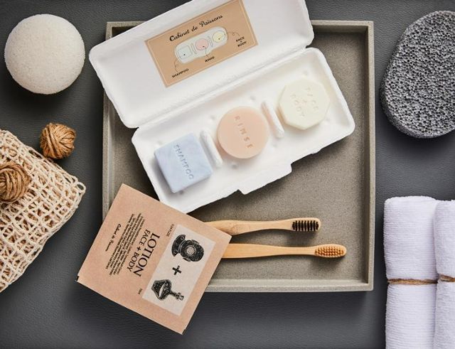 호텔 및 리조트 기업 아난티는 플라스틱 용기가 필요 없는 고체 타입의 욕실 어메니티인 '캐비네 드 쁘아쏭'을 자체 개발해 제공한다. 아난티 제공