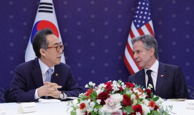 조태열 외교부 장관이 18일 서울 외교부 청사에서 열린 한미외교장관 회담에서 토니 블링컨 미국 국무부 장관과 대화하고 있다. 왕태석 선임기자