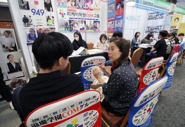 구직자들이 지난해 5월 14일 서울 강남구 코엑스에서 열린 2023 일본 유학·취업박람회를 찾아 상담을 받고 있다. 뉴시스
