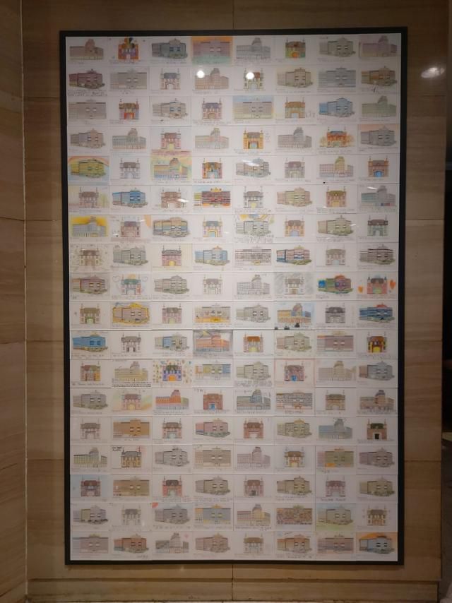 유성호텔 측이 '추억이벤트'의 하나로 로비 벽에 모아 놓은 숙박 추억 엽서