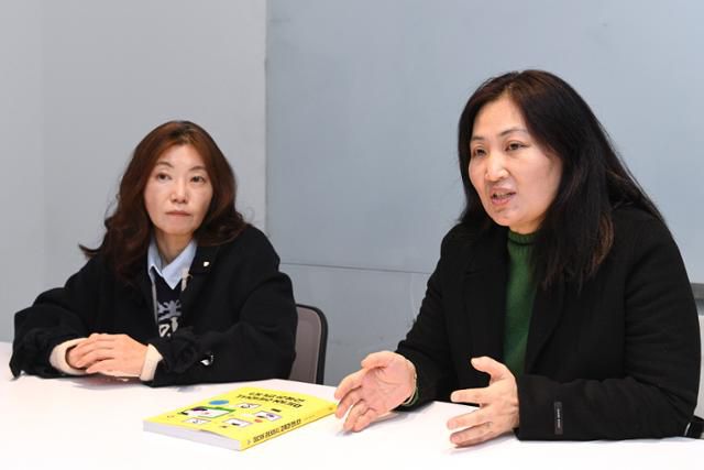 박점희(왼쪽) 바론디지털교육연구소 대표와 남수희 미디어 강사가 지난달 16일 서울 중구 한국일보사에서 미디어 리터러시 교육 현황과 개선점에 대해 이야기하고 있다. 윤서영 인턴기자