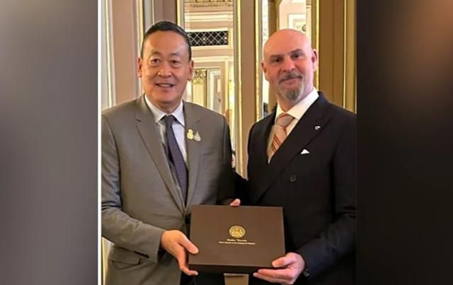 프랑스 순방에 나선 스레타 타위신(왼쪽) 태국 총리가 지난 10일 파리에서 장 토드 포뮬러 E 최고경영자와 만나고 있다. 토드 X 캡처