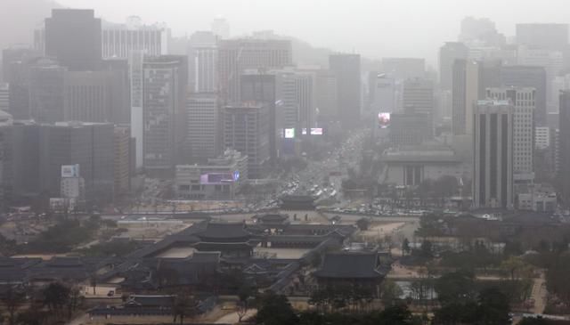 올 봄 최악의 미세먼지 농도를 보인 29일 오전 서울 광화문과 세종대로 일대가 뿌옇게 변했다. 이 때문에 감기 등 호흡기 질환이 크게 늘고 있다. 뉴스 1