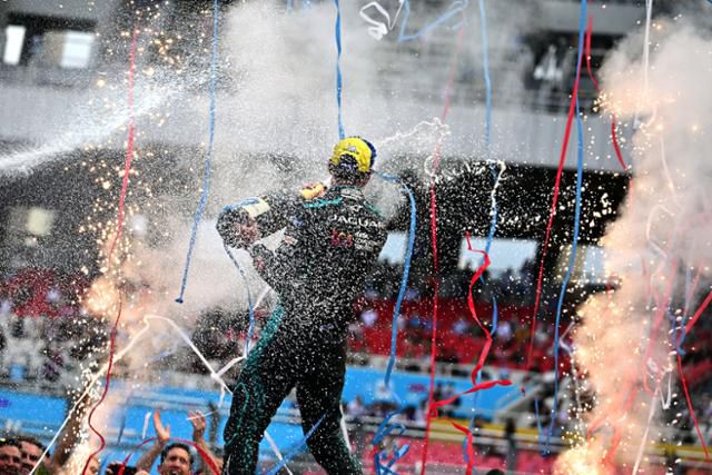 2022년 8월 13일 서울 송파구 잠실 종합운동장에서 열린 세계적인 전기차 대회 포뮬러E 월드 챔피언십 ‘하나은행 서울 E-프리(E-PRIX)’에서 우승한 선수가 샴페인을 터뜨리고 있다. 당시 경기의 경제적 효과는 1,300억 원으로 추산됐다. 한국일보 자료사진