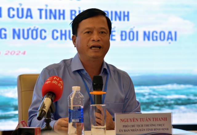 응우옌투안타잉 빈딘성 인민위원회 상임부위원장이 23일 꾸이년에서 ‘2024 빈딘성 국제파워보트 그랑프리’ 추진 목적과 기대 성과에 대해 설명하고 있다. 꾸이년=허경주 특파원