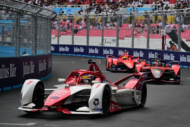 2022년 8월 13일 서울 송파구 잠실 종합운동장에서 열린 세계적인 전기차 대회 포뮬러E 월드 챔피언십 ‘하나은행 서울 E-프리(E-PRIX)’에서 출전 차량들이 트랙을 달리고 있다. 한국일보 자료사진