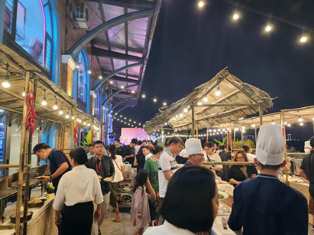 23일 베트남 중남부 빈딘성 꾸이년에서 지방성 관계자들이 관광객들에게 전통 음식을 선보이고 있다. 빈딘=허경주 특파원