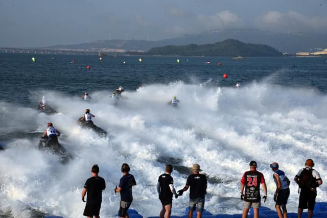 베트남 중남부 빈딘성 꾸이년에서 23일 진행된 ‘2024 빈딘성 국제파워보트 그랑프리’에서 아쿠아바이크 선수들이 물살을 가르며 질주하고 있다. 빈딘=허경주 특파원