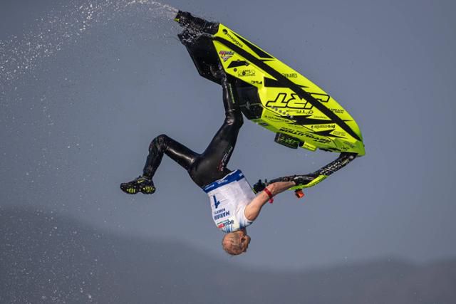 이탈리아 아쿠아바이크 선수 로베르토 마리아니가 지난 23일 베트남 빈딘성 꾸이년에서 열린 ‘2024 빈딘성 국제파워보트 그랑프리’에서 진행된 프리스타일 경기에서 공중회전을 하고 있다. 국제모터보트연맹(UIM) 제공