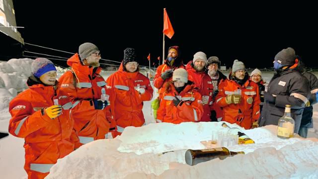 시공간 개념이 완전히 상실되는 북극탐험을 버티게 해주는 것 중 하나는 사람들 간의 유대다. 이 때문에 파티라도 의도적으로 자주 여는데, 세 번째 잔부터는 얼음일 뿐일 테니 빨리 마시는 게 중요하다. 동아시아 제공