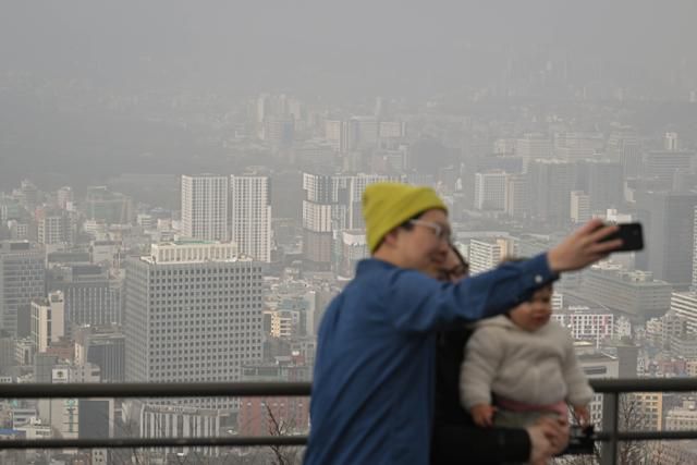 전국 대부분 지역에 황사와 미세먼지의 영향으로 대기 질이 나쁜 29일 서울 중구 남산을 찾은 시민들이 뿌연 도심을 바라보고 있다. 정다빈 기자