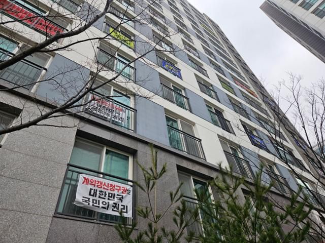 지난달 28일 경기 성남시의 한 민간임대 아파트에 성남시 중재를 촉구하는 내용의 현수막이 걸려 있다. 4년 임대기간 만료를 앞둔 이 아파트는 계약갱신권 허용 여부와 분양가 산정을 놓고 임대사업자와 임차인 간 갈등을 빚고 있다. 이종구 기자