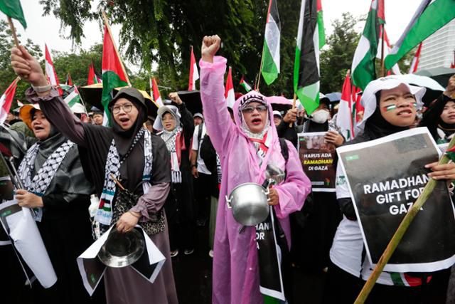 지난달 9일 인도네시아 자카르타에 위치한 미국 대사관 앞에서 팔레스타인 지지 시위가 열리고 있다. 자카르타=EPA 연합뉴스
