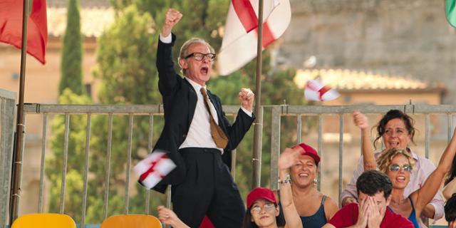 맬은 노숙인 선수들을 다독여 목표를 향해 나아간다. 그는 과연 우승컵을 들 수 있을까. 넷플릭스 제공