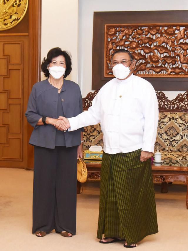 놀린 헤이저(왼쪽) 전 유엔 미얀마 특사가 2022년 8월 미얀마 네피도에서 민 아웅 흘라잉 미얀마군 최고사령관과 악수하고 있다. 미얀마 군사정보부 공개