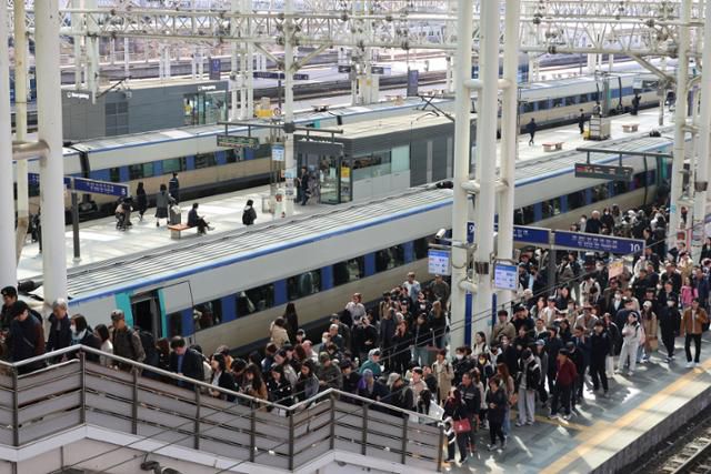 KTX 개통 20주년을 맞은 4월 1일 서울역이 KTX를 이용하려는 시민들로 북적이고 있다. 2004년 4월 1일 첫 운행을 시작한 KTX의 누적 이용객은 개통 20년을 맞은 이날 기준 총 10억5,000만 명을 돌파할 것으로 예상된다. 이는 5,000만 국민이 한 사람당 20회 이상 KTX를 탄 셈이다. 연합뉴스
