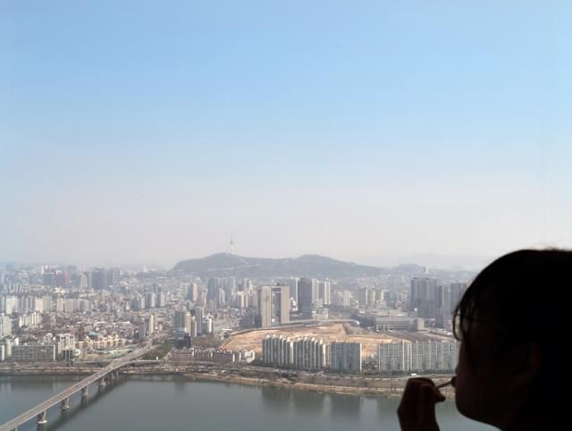 초미세먼지 농도가 나쁨 수준을 보인 7일 서울 영등포구 63빌딩에서 바라본 도심이 뿌옇게 보이는 반면 높은 하늘은 파랗게 보이고 있다. 뉴시스