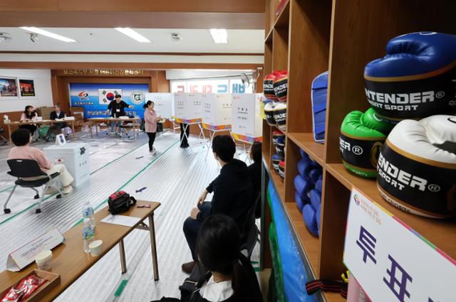 10일 광주 남구 한 태권도장에 마련된 진월동 제5투표소에서 투표 참관인들이 투표를 지켜보고 있다. 광주=연합뉴스