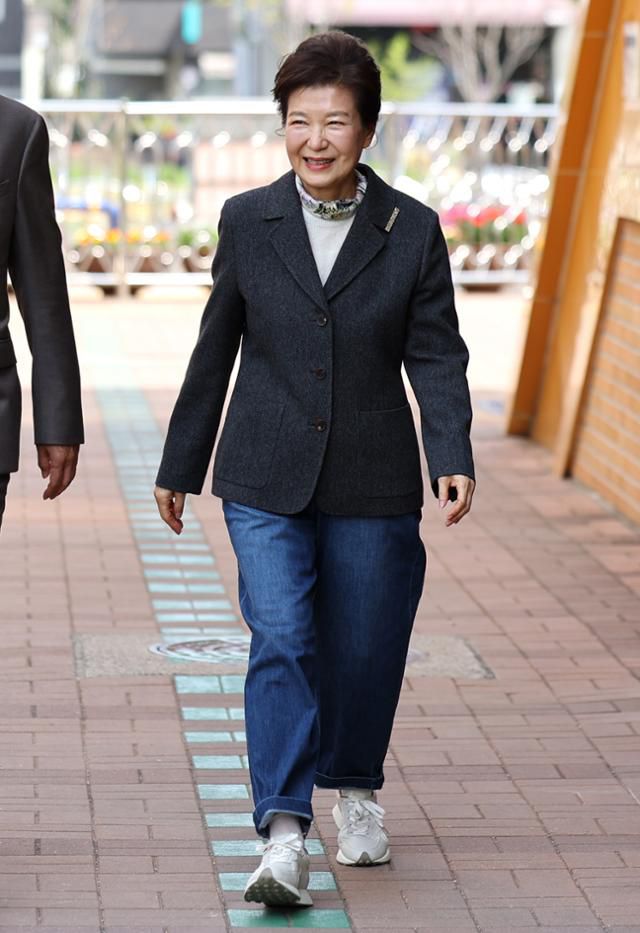 박근혜 전 대통령이 제22대 국회의원선거 투표일인 10일 대구 달성군 비슬초등학교에 마련된 유가읍 제3투표소를 찾아 투표하기 위해 이동하고 있다. 연합뉴스