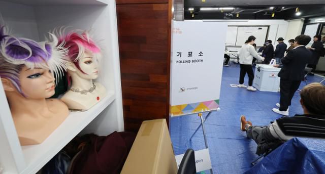 22대 국회의원 선거일인 10일 서울 동대문구 정화고 별관 헤어미용실습실에 마련된 제기동 제1투표소에서 시민들이 투표를 하고 있다. 연합뉴스