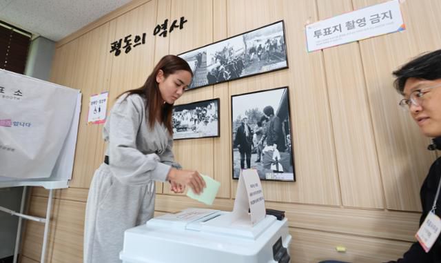22대 국회의원 선거 투표날인 10일 오전 광주 광산구 평동행정복지센터 드림센터에 마련된 투표소에서 유권자가 투표를 하고 있다. 광주=뉴스1