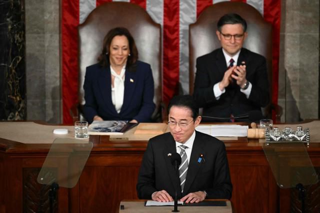 11일 미국 워싱턴 국회의사당에서 의회 상·하원 합동회의 연설을 하고 있는 기시다 후미오(앞줄) 일본 총리. 뒷줄 왼쪽은 상원의장인 카멀라 해리스 부통령, 오른쪽은 마이크 존슨 하원의장. 워싱턴=AFP 연합뉴스