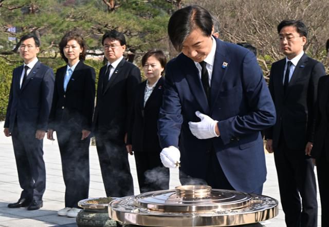 조국 조국혁신당 대표가 12일 서울 동작구 국립서울현충원을 찾아 참배하고 있다. 고영권 기자