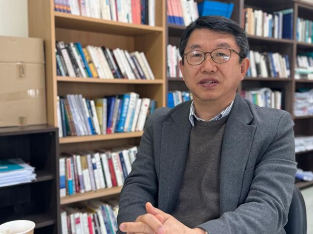 전 해경청장 김석균이 지난 3월 13일 자신의 연구실에서 인터뷰하는 모습. 서산=유대근 기자