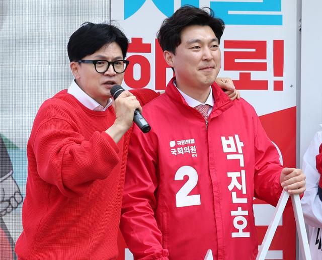 경기 김포갑에서 두 번째 출사표를 던진 박진호(오른쪽) 국민의힘 후보와 한동훈 비상대책위원장이 지난 5일 경기 김포시 사우사거리에서 열린 지원 유세에서 지지를 호소하고 있다. 뉴시스