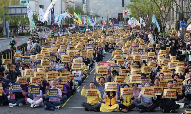 13일 서울 중구 서울시청 앞에서 세월호 참사 10주기 위원회와 4.16연대 주최로 열린 세월호 참사 10주기 4·16기억문화제 in 서울에서 시민들이 손팻말을 들고 구호를 외치고 있다. 뉴스1