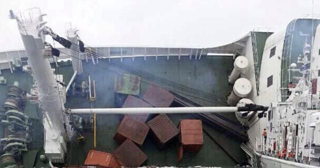 전복된 세월호에 실렸던 컨테이너가 바다로 굴러떨어지는 모습. 연합뉴스