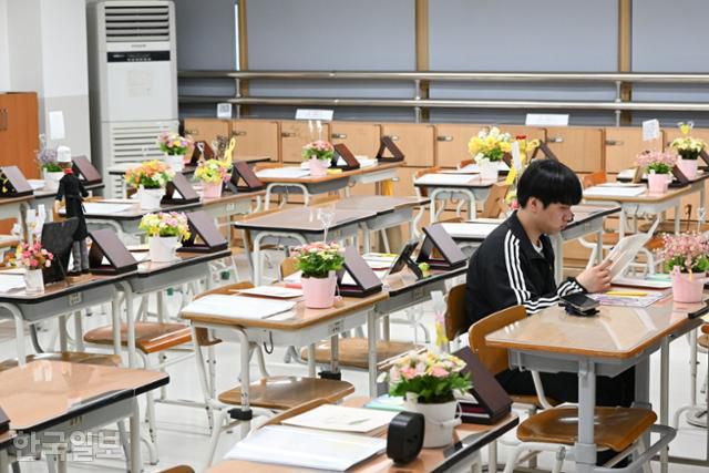 세월호 참사 10주기를 하루 앞둔 15일 경기 안산시 4·16 민주시민교육원에 마련된 단원고 4·16 기억교실을 방문한 추모객이 희생자들을 추모하고 있다. 안산=신용주 인턴기자