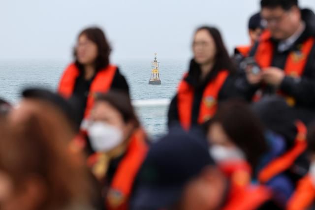 세월호 참사 10주기인 16일 오전 전남 진도군 동거차도 인근 세월호 참사 해역에서 선상추모식이 열리고 있다. 진도=연합뉴스