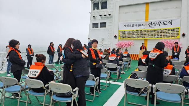 선상 추모식에 참석한 유가족들이 서로 끌어안은 채 위로하고 있다. 목포=김진영 기자