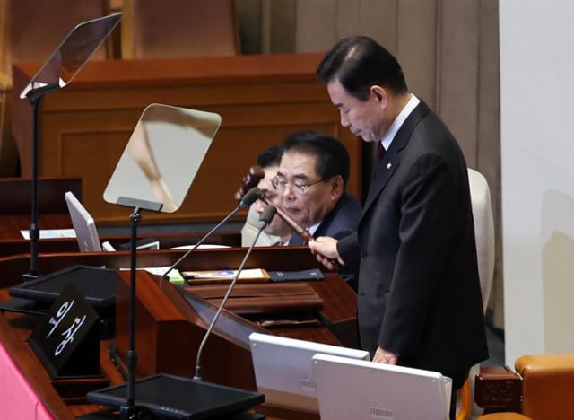 김진표 국회의장이 2월 19일 오후 서울 여의도 국회에서 제413회 국회(임시회) 제1차 본회의에서 개의를 선언하고 있다. 뉴스1