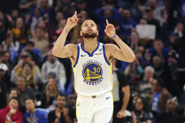 미국프로농구(NBA) 골든스테이트 간판 스테판 커리가 25일(한국시간) 미국 캘리포니아주 샌프란시스코의 체이스센터에서 열린 애틀랜타와의 경기에서 득점 후 손가락으로 하늘을 가리키고 있다. 샌프란시스코=AP 연합뉴스
