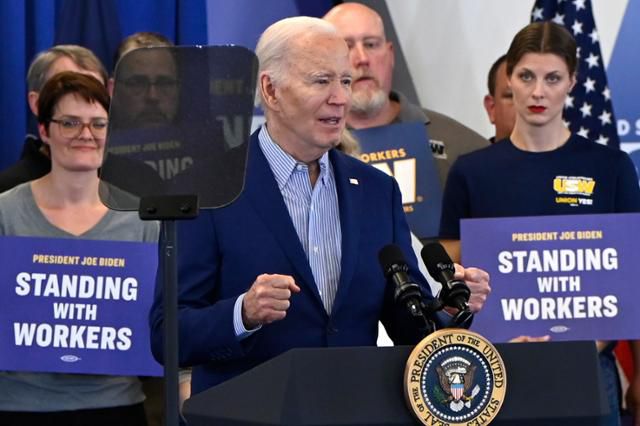 미국 민주당 대선 후보인 조 바이든(가운데) 대통령이 17일 펜실베이니아주 피츠버그에 있는 철강노조(USW) 본부에서 유세 연설을 하고 있다. 피츠버그=UPI 연합뉴스
