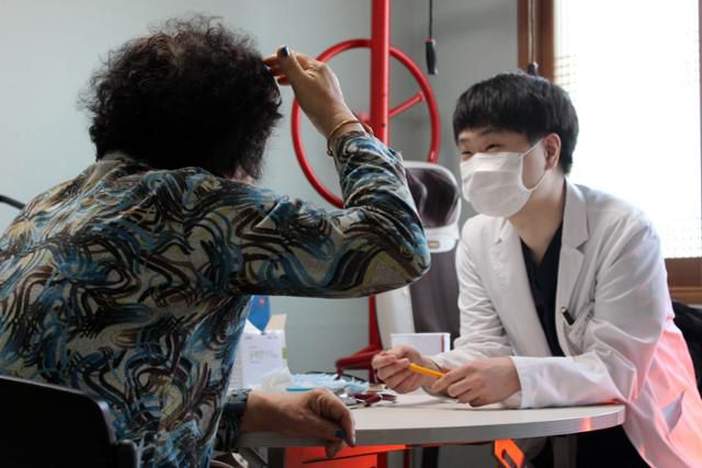 지난달 29일 경북 포항에 주둔 중인 해병대 1사단이 부대 인근 마을에서 의료지원을 실시하고 있다. 해병대1사단 제공