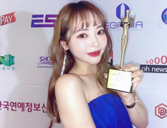 오구라 유나는 지난해 제31회 대한민국문화연예대상 시상식에서 EMN 예능상을 수상했다. 오구라 유나 SNS