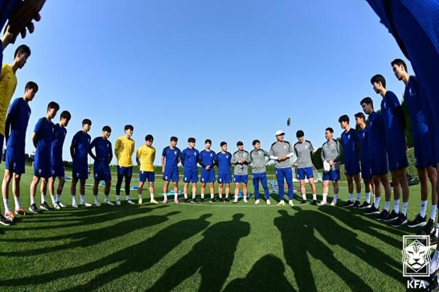 파리올림픽 최종 예선인 아시아축구연맹(AFC) 23세 이하(U-23) 아시안컵에 나선 축구 대표팀 선수들이 18일(현지시간) 카타르 도하 알레르살 훈련장에서 회복훈련에 앞서 황선홍 감독의 지시를 받고 있다. 대한축구협회 제공