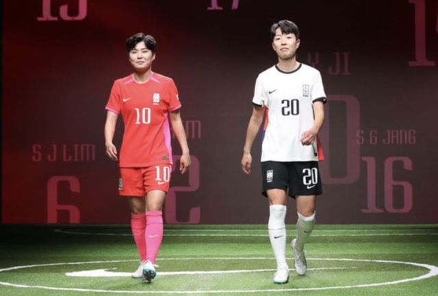 대한민국 여자 축구 국가대표팀 지소연(왼쪽)과 김혜리가 지난해 4월 3일 서울 광진구 파이팩토리 스튜디오에서 열린 나이키 우먼 2023 미디어 행사에서 새로운 유니폼을 선보이고 있다. 뉴스1