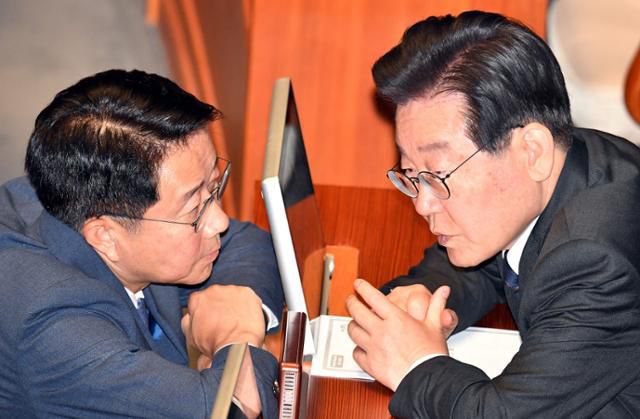 이재명(오른쪽) 더불어민주당 대표가 2023년 5월 25일 국회 본회의에서 조정식 사무총장과 대화하고 있다. 고영권 기자