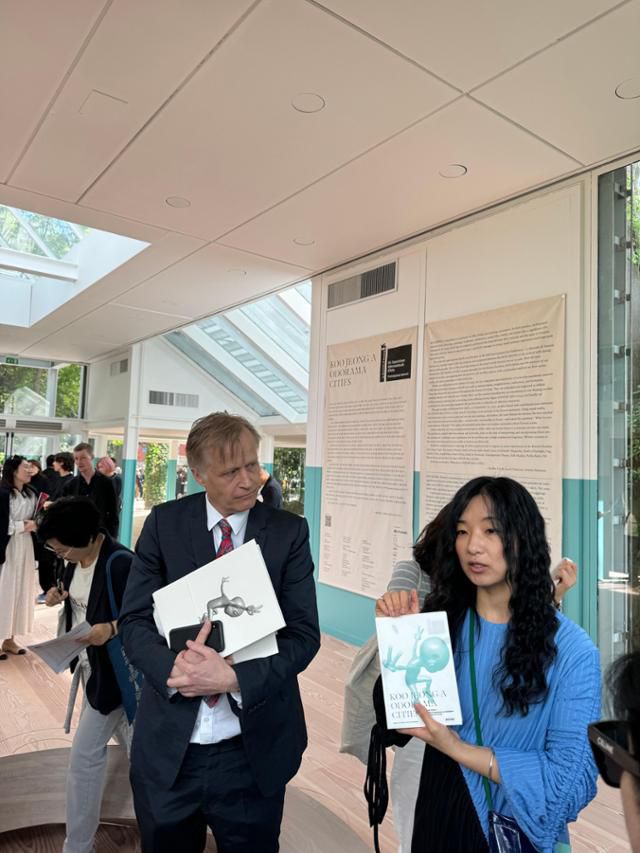 17일(현지 시간) 이탈리아 베니스 카스텔로 공원에서 열리는 한국관 전시 '오도라마 시티'에 대해 이슬희(37·오른쪽) 공동감독이 야콥 파브리시우스(54) 감독과 함께 취재진에게 전시 내용을 설명하고 있다. 베네치아=이혜미 기자